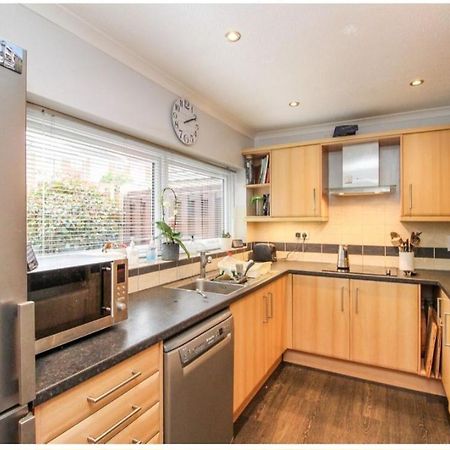 Double Room In Crawley,Gatwick,West Sussex Ifield Ngoại thất bức ảnh