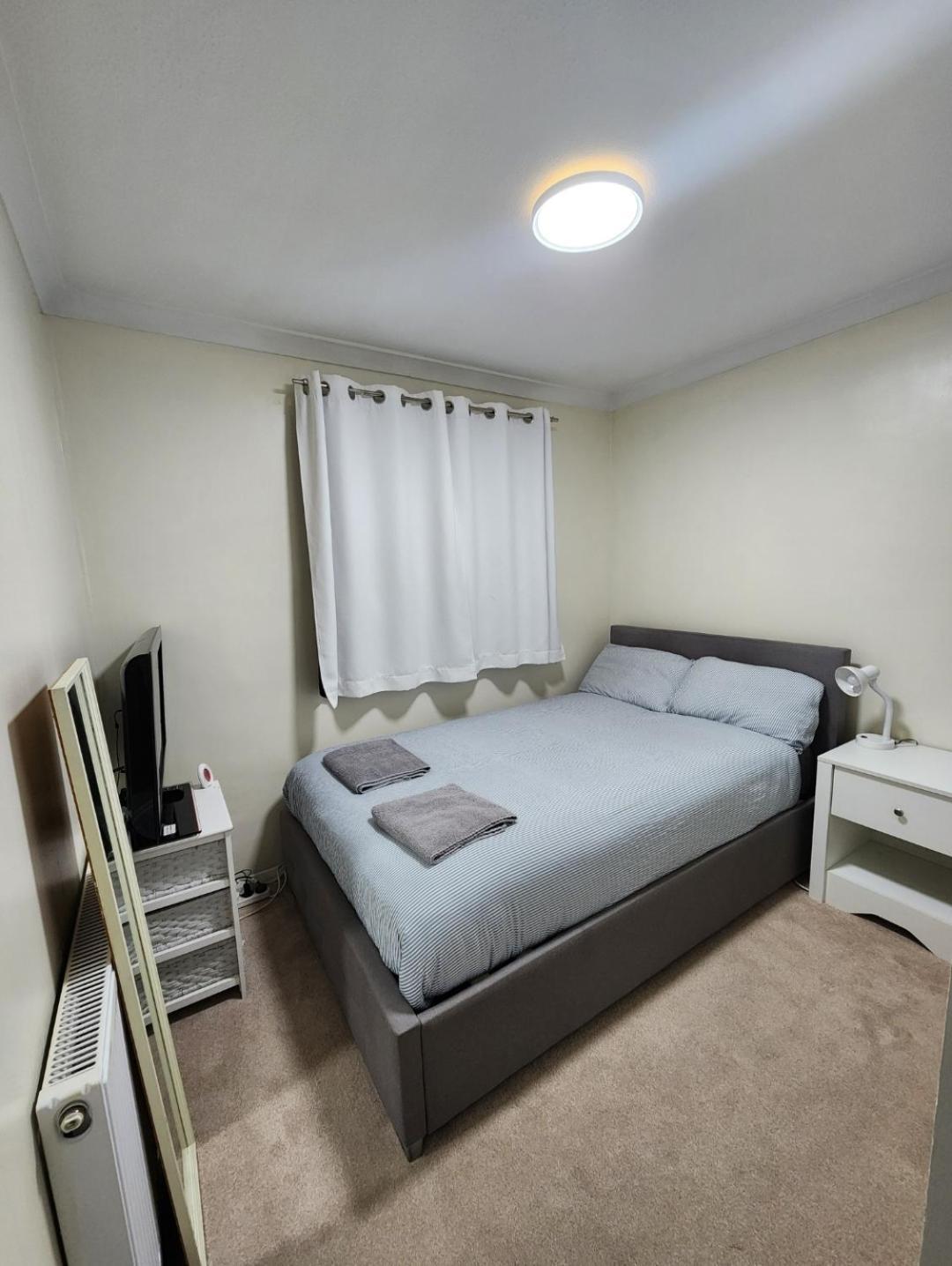 Double Room In Crawley,Gatwick,West Sussex Ifield Ngoại thất bức ảnh